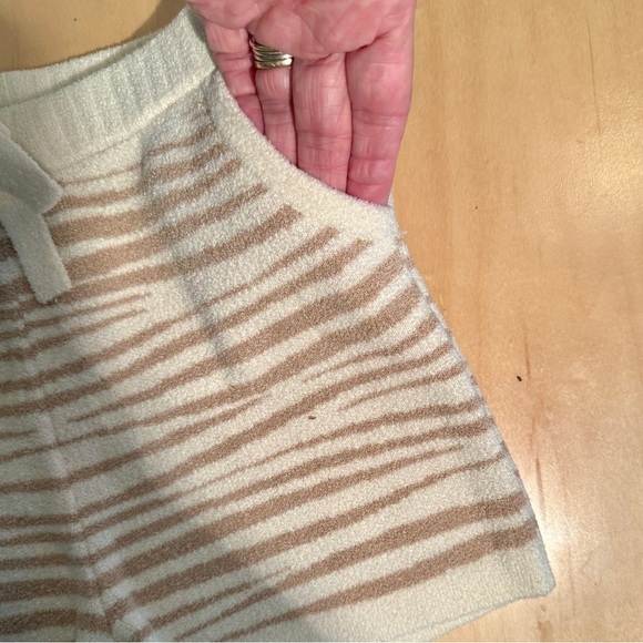 Barefoot Dreams Kids Beige and White Striped Pajama Set - Picture 7 of 11